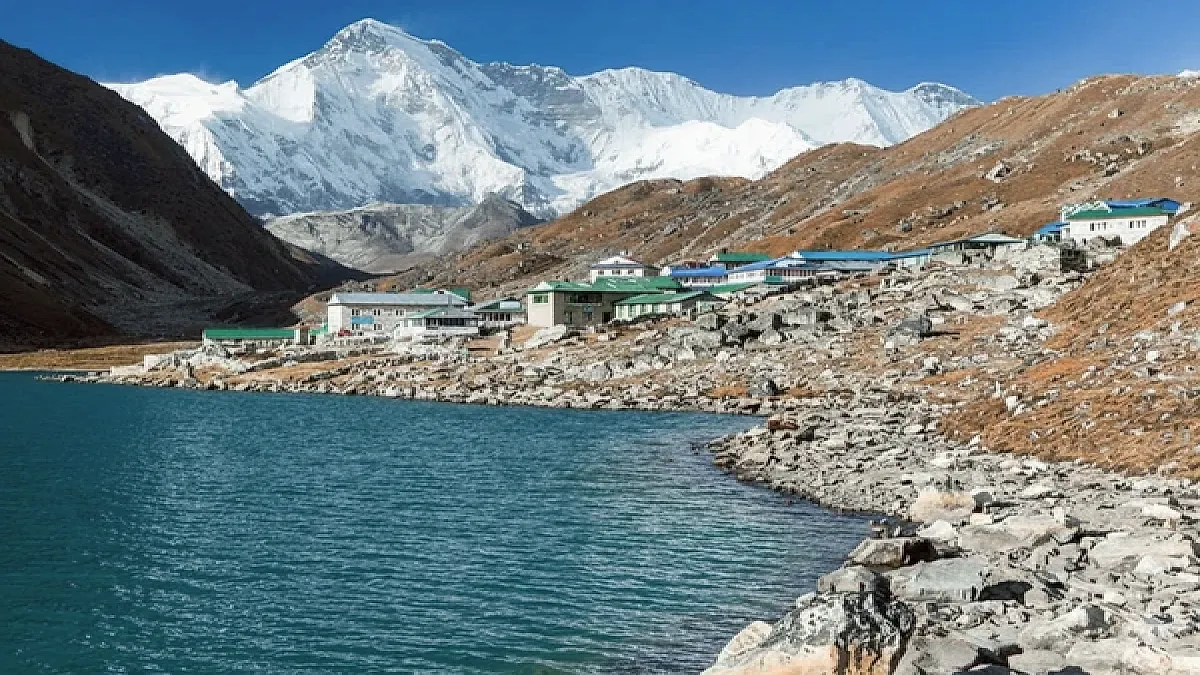 Gokyo Lakes turquoise water with Cho Oyu